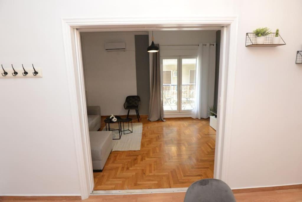 Minimal In Koukaki Apartment