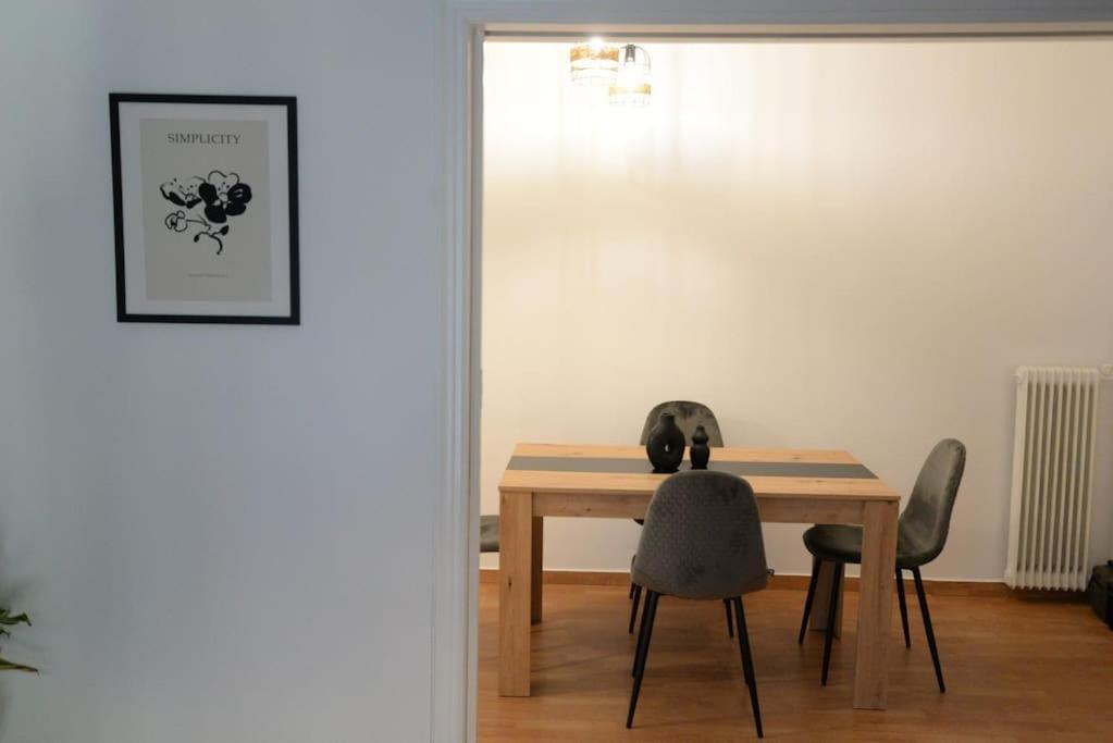 Minimal In Koukaki Apartment *